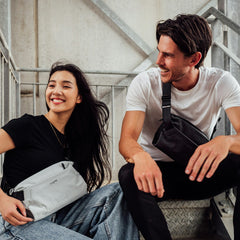 エッセンシャルズ スリング 4L - Carryology エディション